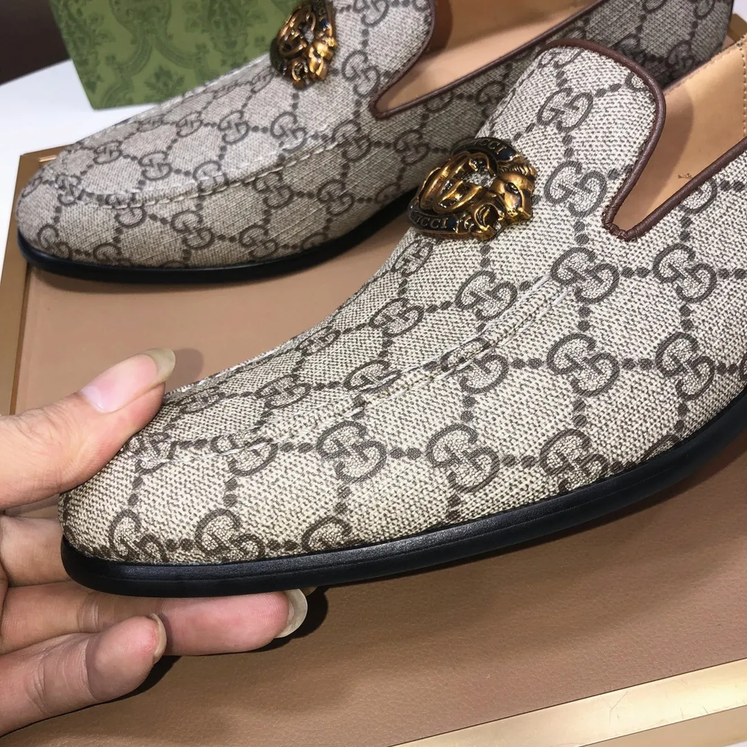 Men's shoes💰500💰Italy's top luxury men's shoe giant (GUCCI) (Gucci) (full cowhide lining) new arrival🍃Original European style🔰 Pleasant to the eye😍In order to make the shoes more durable and non-deformable🌀The production continues to follow traditional methods but there is still no lack of innovation💪Choose original sheepskin for the leather♻️ Smooth and natural And extra bright ⭐Made of imported cowhide, the first choice of rich people 38-45 (45 customized)